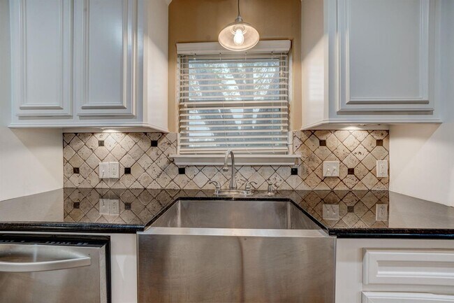 Building Photo - This charming 3-bedroom, 2-bathroom oasis ...