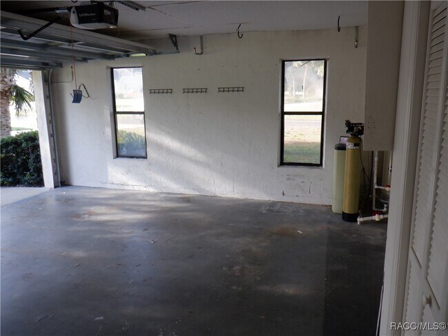 Building Photo - 281 E Falconry Ct