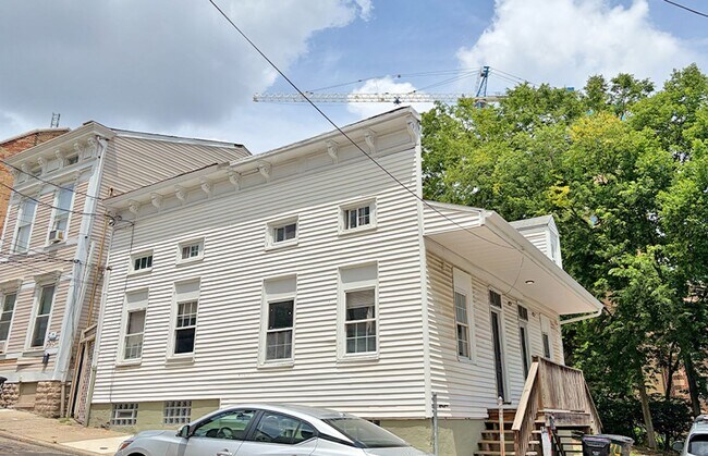 Building Photo - 22-24 W Hollister
