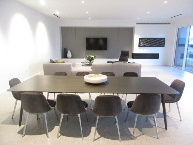 Building Photo - The Vista - 2 bed/2.5 bath Pearl District Condo w/parking/storage/concierge/most utilities/amenities