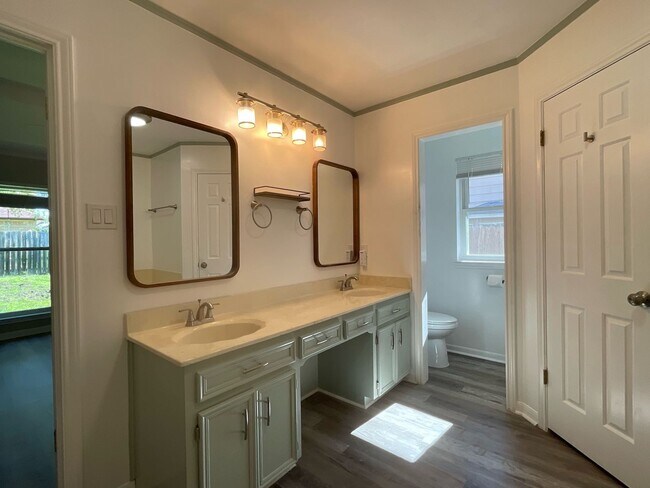 Building Photo - Fantastic 3 Bedroom