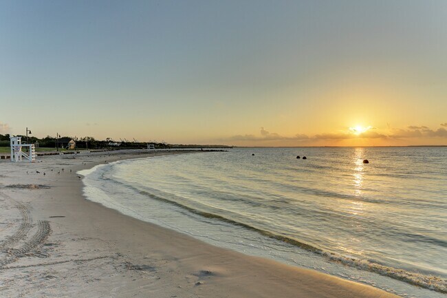 Building Photo - 715 Bayshore Dr