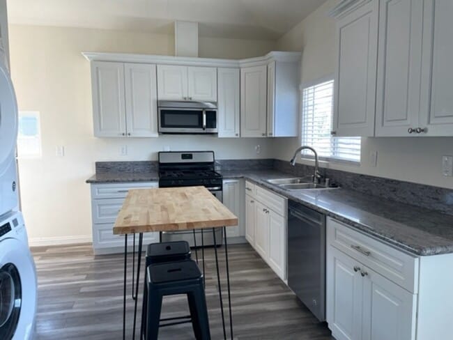 Building Photo - Newer Carriage Unit