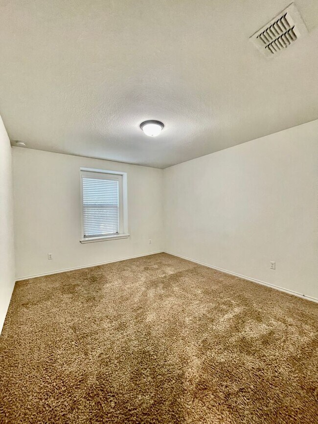 Building Photo - Spacious 4 Bedroom Home with Multiple Livi...