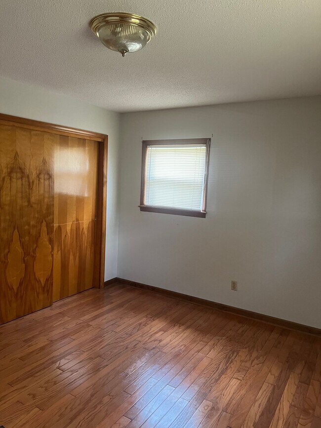 Building Photo - 1813 Standish Pl