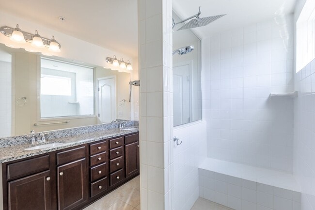 Building Photo - Beautiful 4 BR/3.5 BA Single-Family Home i...