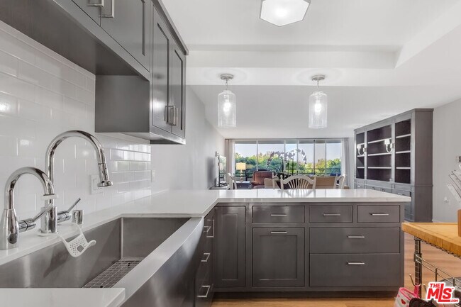 Building Photo - 4337 Marina City Dr