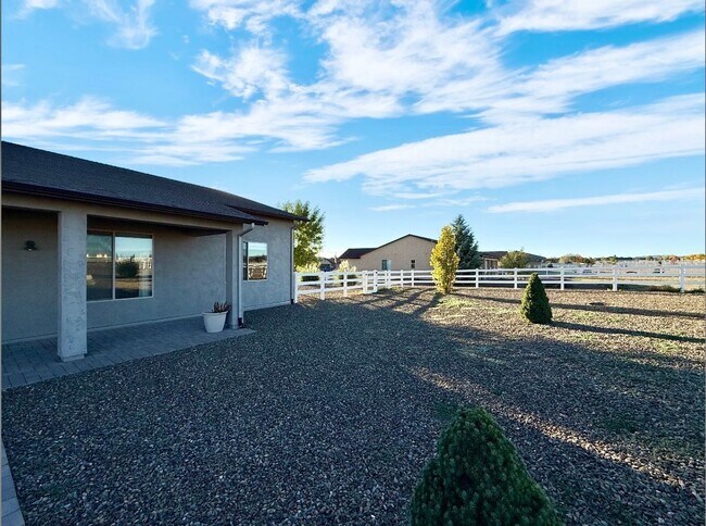 Building Photo - Gorgeous home in Chino Valley