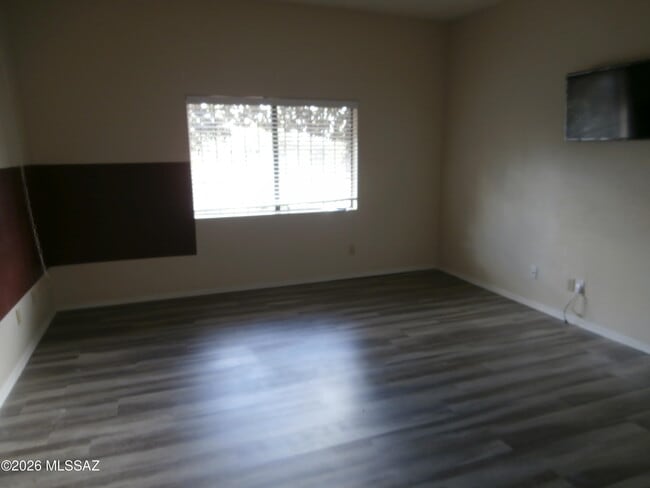 Building Photo - 870 W Calle de Emilia
