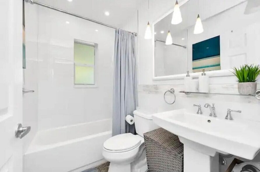 Building Photo - 5515 Spruce Ave