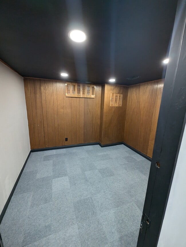 Building Photo - Rutland Ave