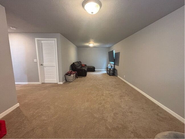 Building Photo - Beautiful Split-Level in BENNINGTON