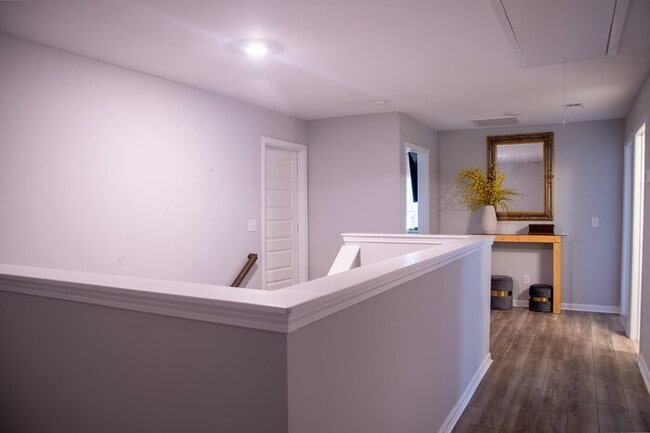 Building Photo - Discover this spacious and well-appointed ...