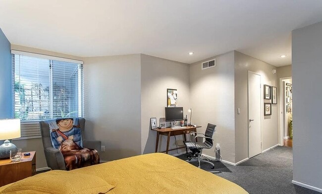 Building Photo - 8530 Holloway Dr