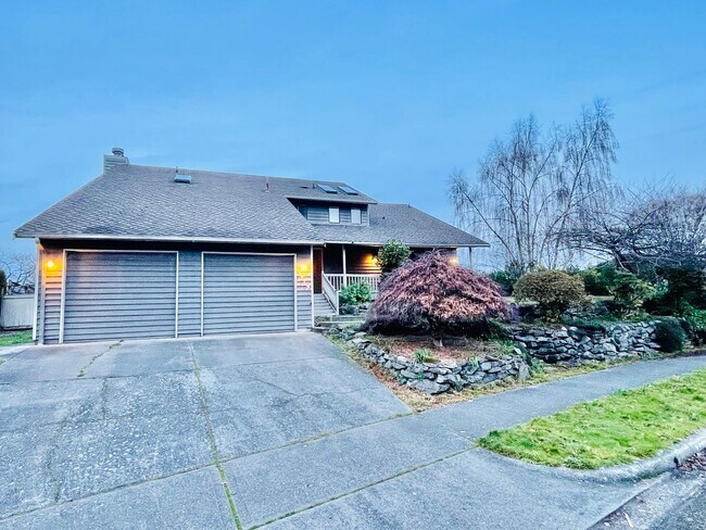 Building Photo - Luxurious 4-Bedroom Retreat with Mount Rainier Views in Dash Point