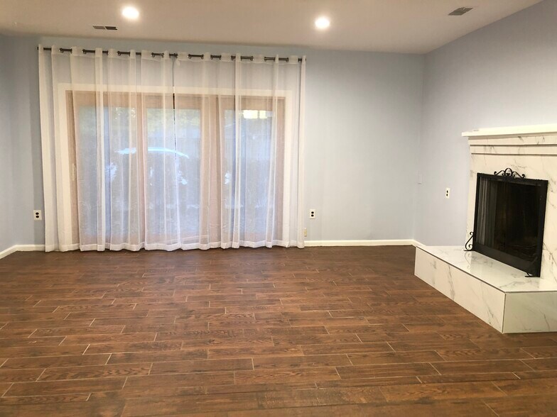 Living - Wood-burning fireplace - 3766 Persimmon Cir