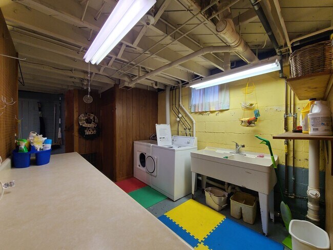 Building Photo - Charming 3-Bedroom, 2-Bathroom Home in South Haven, MI