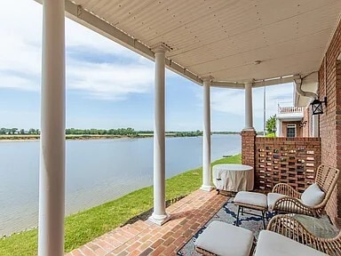 Building Photo - 3BR 2.5 BA, Towhouse with River Veiw