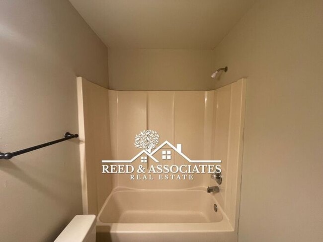 Building Photo - Charming Home Located in Quiet Cove!