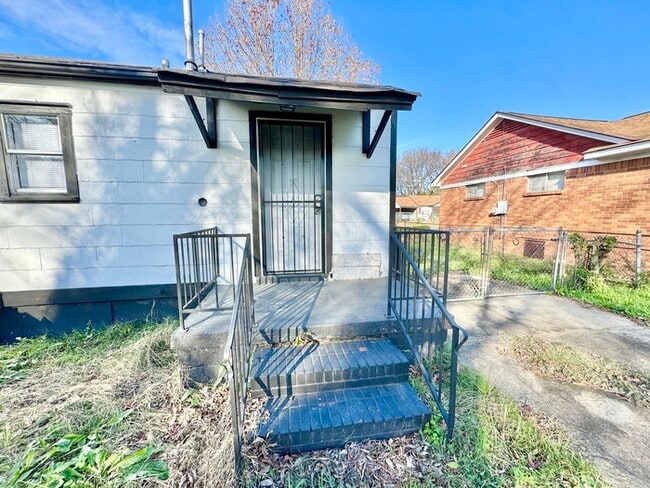 Building Photo - 2071 Hubert Ave