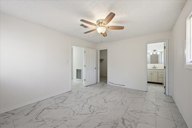 Building Photo - 165 Loving Dr