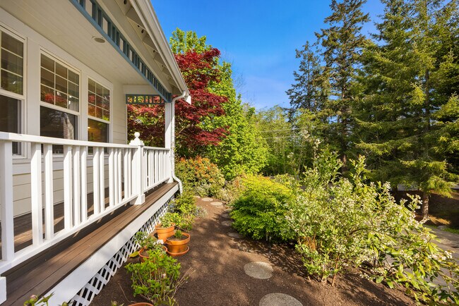 Building Photo - 756 NE Brookcliff Ln