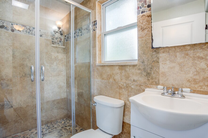 bathroom - 905 Plaza St