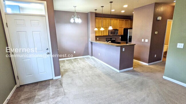 Building Photo - 3 Bed/2 Bath Townhome with Garage / Availa...