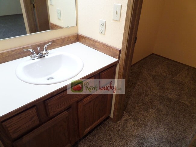 Building Photo - Cute Duplex with Attached Garage in Brown'...