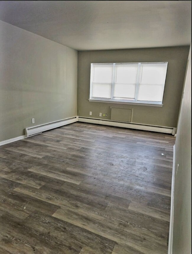 Building Photo - Large 2 bedrooms, 1 bathroom