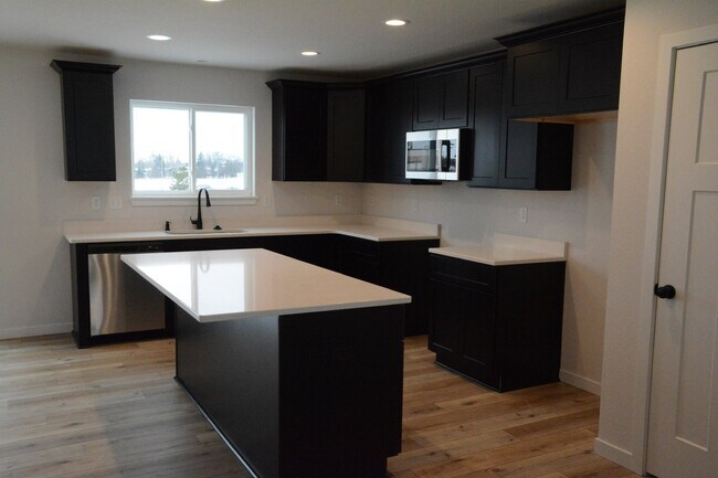 Building Photo - 664 E Blf Cir