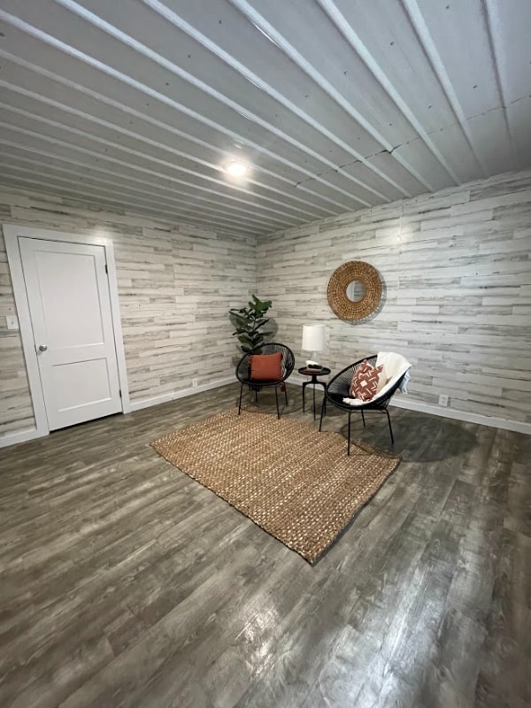 Building Photo - 410 W Maple St