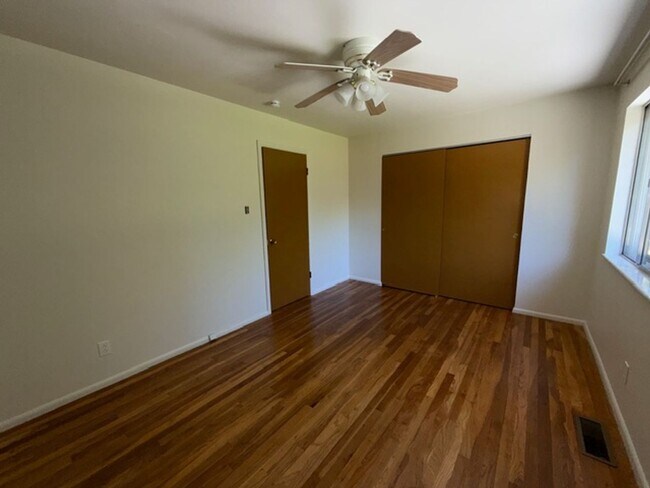 Building Photo - Well-Maintained Split-Level Home in Webster Groves, MO — Spacious & Family-Friendly