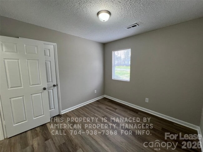 Building Photo - 318 Rustic Rd