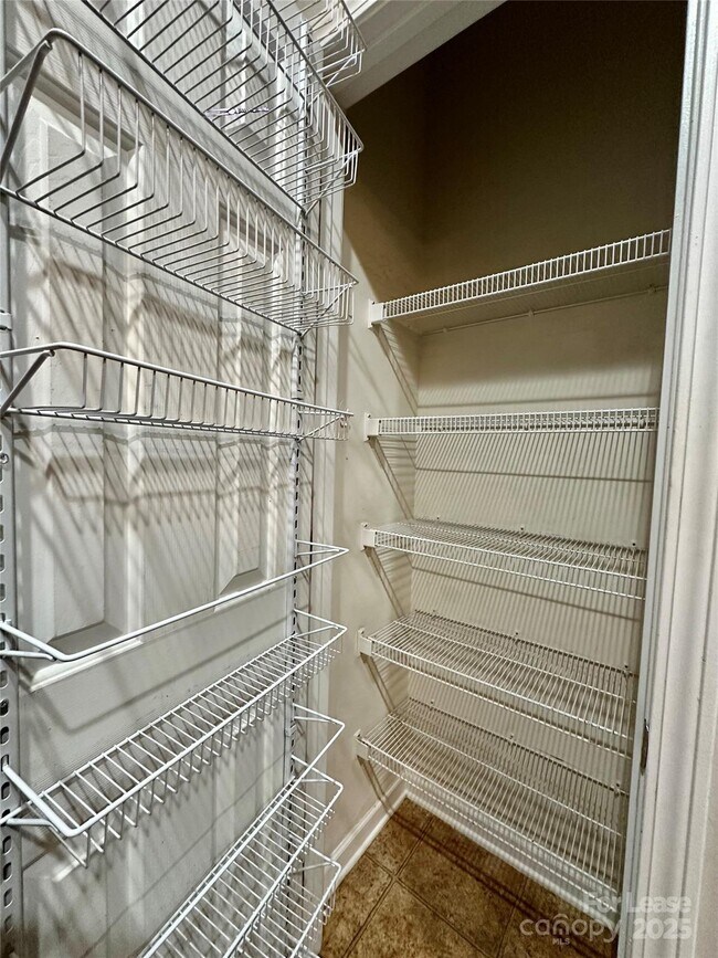 Building Photo - 1913 Thorn Crest Dr