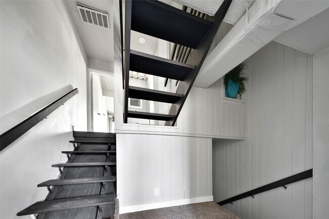 Building Photo - 28 Lakeway St