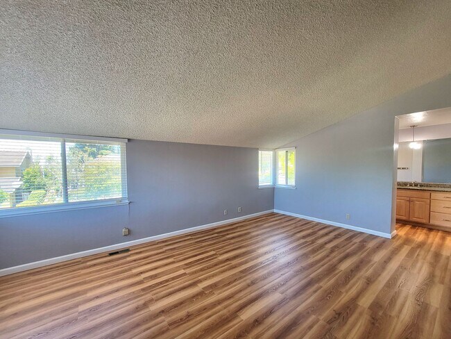 Building Photo - Spacious Beauty with Remodeled Kitchen and...