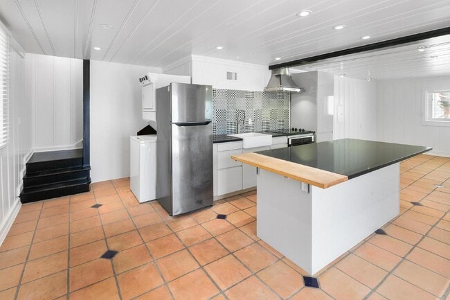 Building Photo - Luxury Living in the Heart of Kensington -...