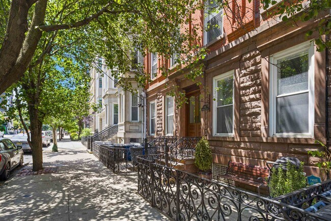 Building Photo - 1112 Hudson St