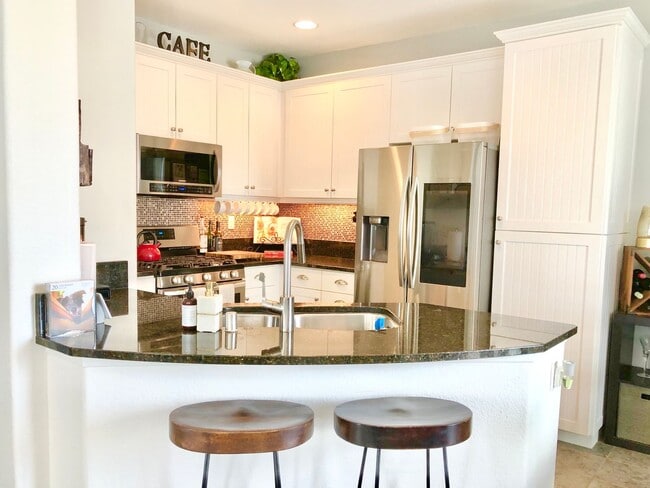 Building Photo - Beautifully Upgraded & Appointed End Condo...