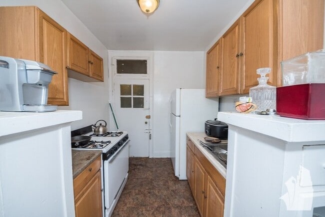 Building Photo - 1154 W Lunt Ave