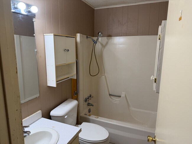 Building Photo - 2 Bed 1 Bath Duplex