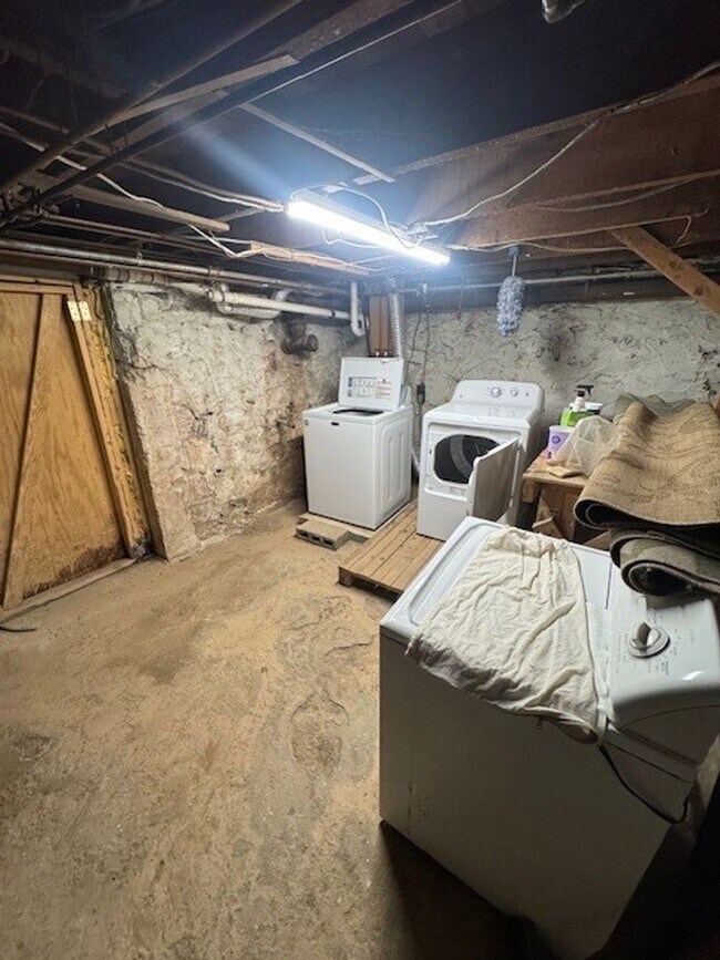 Building Photo - 2 bedroom 1 bathroom