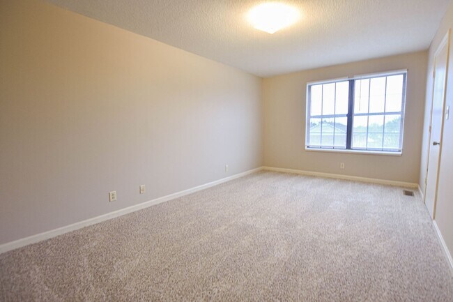 Building Photo - 1533 E Knollwood Cir