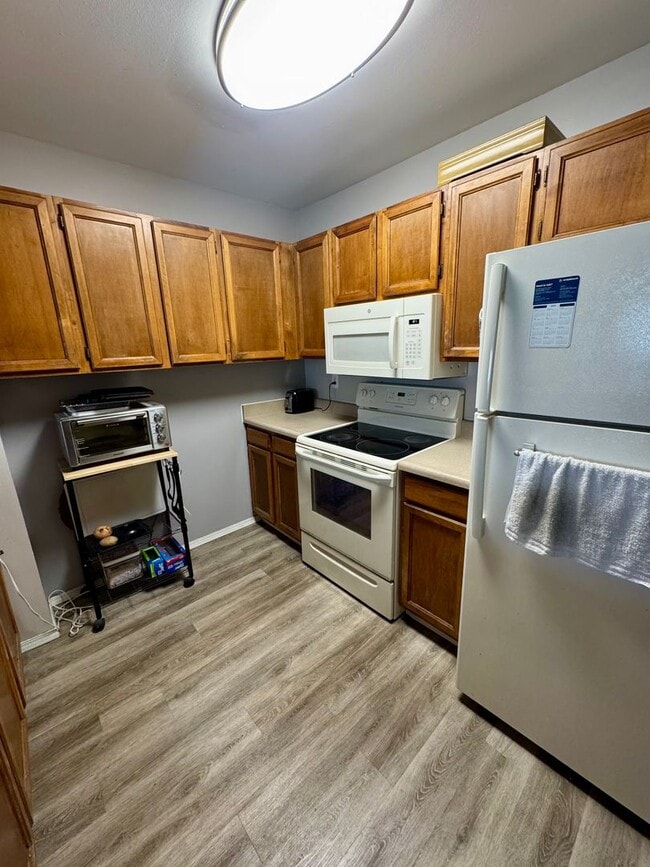 Building Photo - Cozy Townhome on North side with 1 car garage