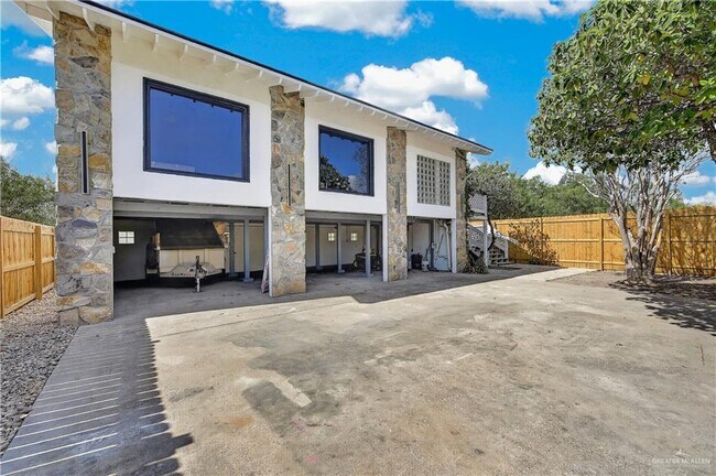 Building Photo - 12303 Lakeview Dr