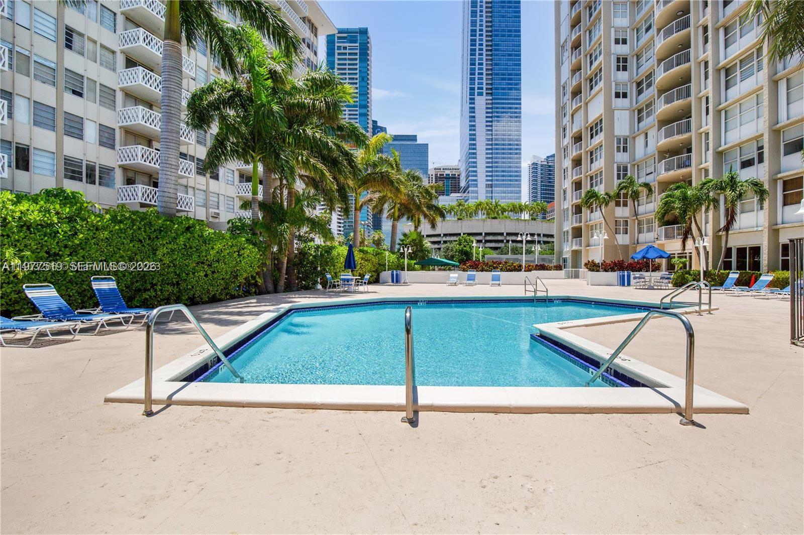 Building Photo - 1420 Brickell Bay Dr