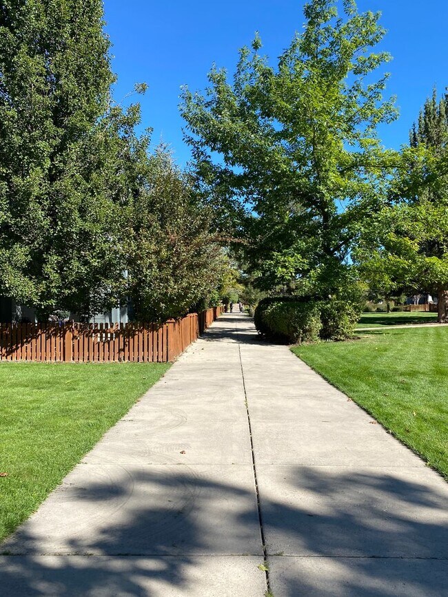 Building Photo - 3BR - 2.5 BA Charming Greenway Home in Lar...