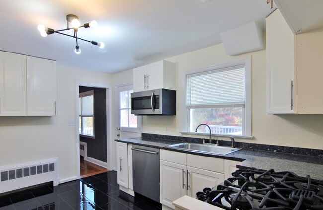 Building Photo - 663 High Ridge Rd