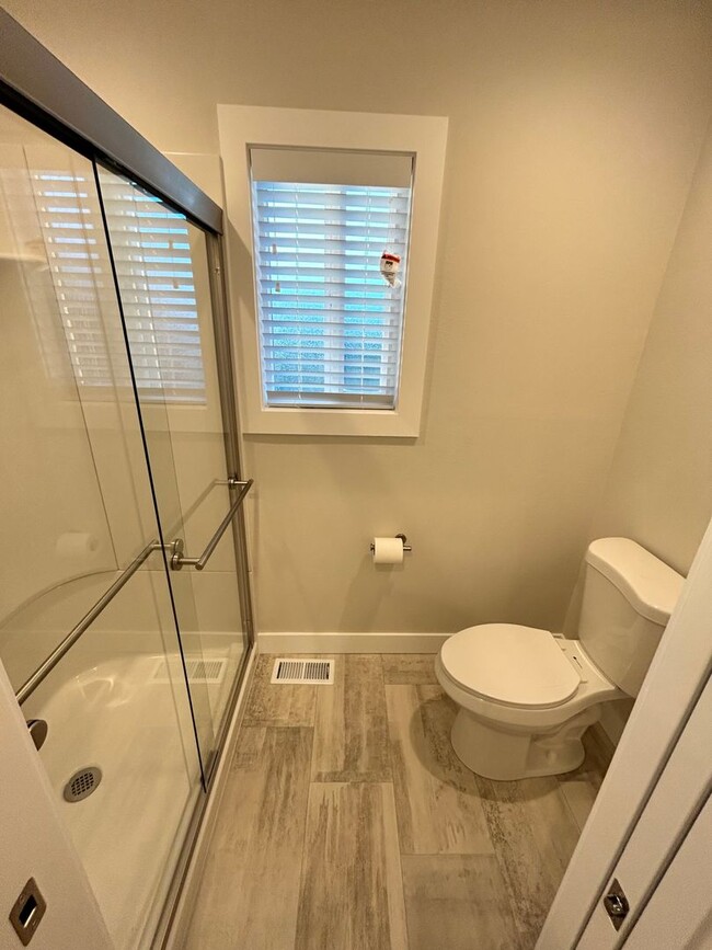 Building Photo - Rare 5-bedroom House with 1 Car Garage in Everson.